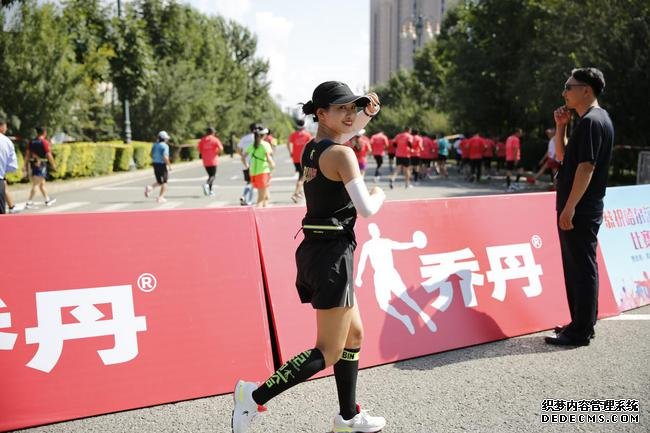 2019哈尔滨马拉松盛大开跑 焦安静斩获国内女子第