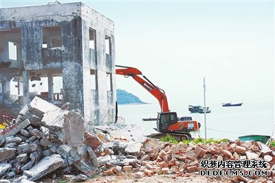 三座违章建筑昨日被依法清拆