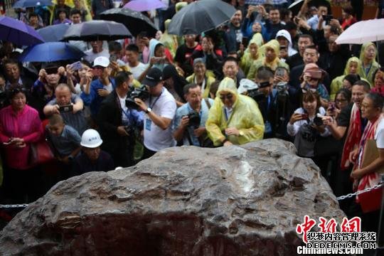 “中国·阿勒泰首届国际黄金宝玉石文化节”现场。　岩上松 摄