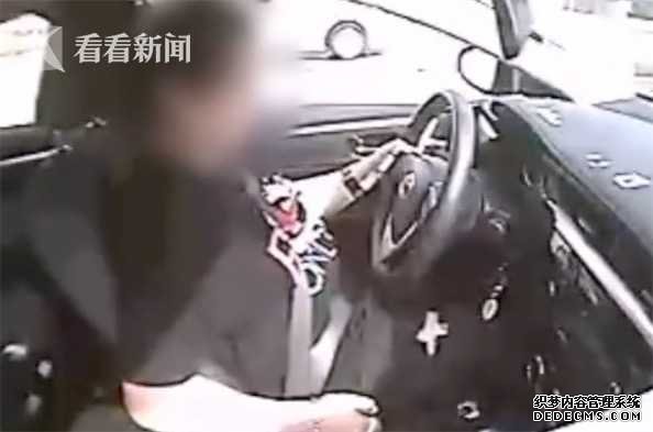 不断扣分吓坏女学员 科目二考试竟把车