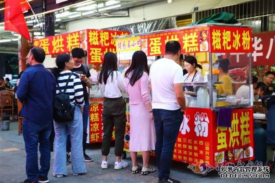 排队等候乐山美食 游客感叹自己“胃小”