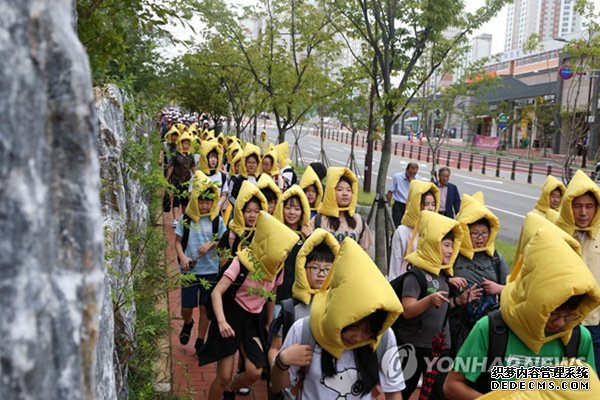 韩国小学生进行地震疏散演练。图片来源：韩联社