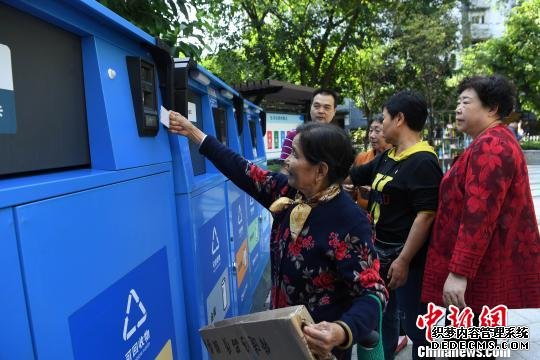 图为市民展示分类投放垃圾换积分的整个流程。　陈超 摄