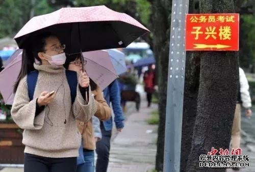 资料图：考生在寻找考场。张斌 摄