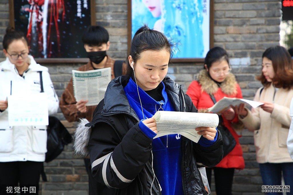 　　2019年3月9日，湖北襄阳，参加2019上半年中小学教师资格证考试的考生在做考前复习。