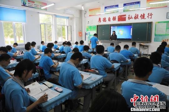 资料图：中学课堂。　沈殿成 摄