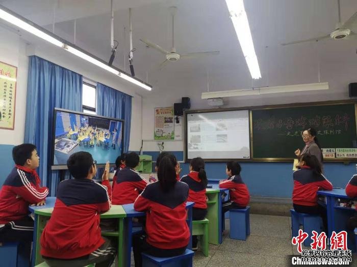 绍兴稽江小学借助“同步课堂”让学生化身“小导游”。　童笑雨 摄