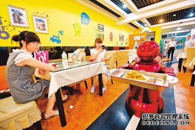 从＂噱头＂到＂工具＂，餐饮机器人的进化史