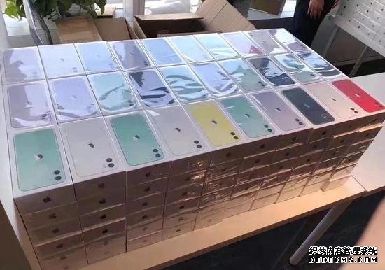 陌陌为员工准备的iPhone 11手机，图源脉脉