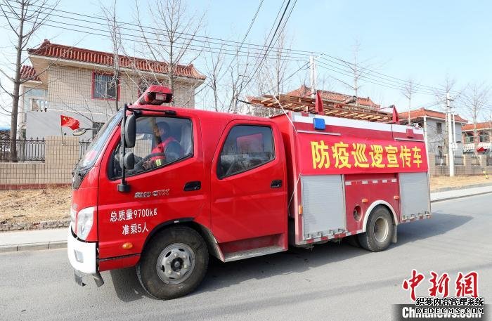 北京市丰台区王佐镇西王佐村，一辆红色的防疫巡逻宣传车载着“大喇叭”走街串巷告知村民疫情防控知识。　/p中新社记者 张宇 摄