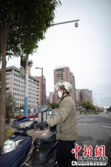 街面上的梧州市民收听广播。　陈选平 摄