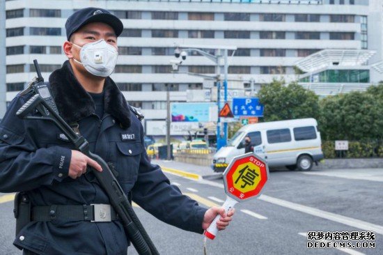 疫情当前，上海警方动用“智能头盔”，守护旅客平安