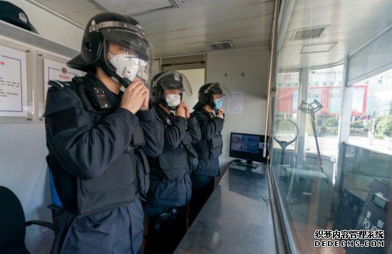 疫情当前，上海警方动用“智能头盔”，守护旅客平安