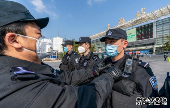 疫情当前，上海警方动用“智能头盔”，守护旅客平安