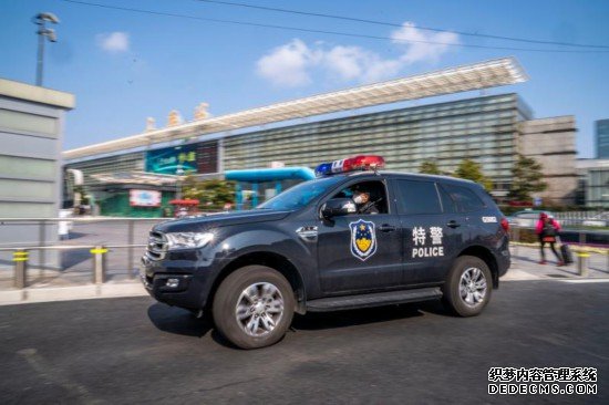 疫情当前，上海警方动用“智能头盔”，守护旅客平安