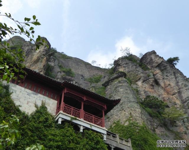 江南也有一悬空寺，与山西恒山悬空寺，并称为“中国南北悬空寺”