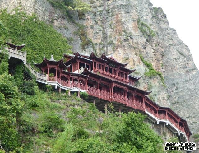 江南也有一悬空寺，与山西恒山悬空寺，并称为“中国南北悬空寺”