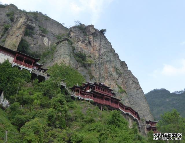 江南也有一悬空寺，与山西恒山悬空寺，并称为“中国南北悬空寺”