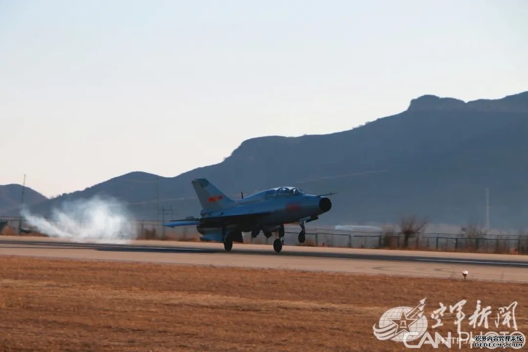 组图：考试！看新飞行员如何空中“组队”