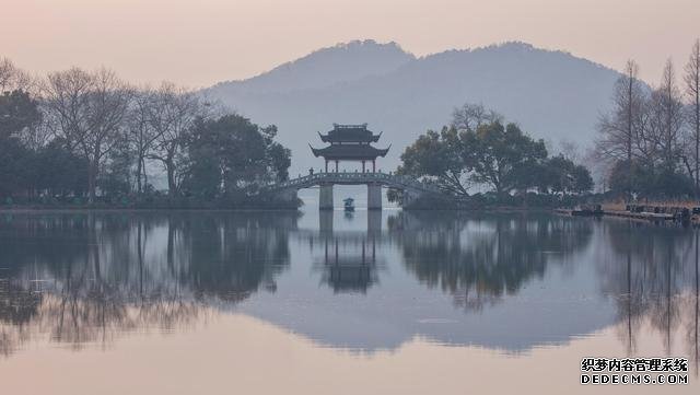 去杭州旅游，吃喝逛街攻略少不了，这几个地方值得一去