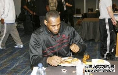 NBA球员的自律性有多强？詹皇从不吃猪肉，一人16年不近女色