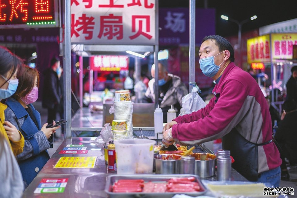 夜市美食恢复营业市民夜享“吃”生活