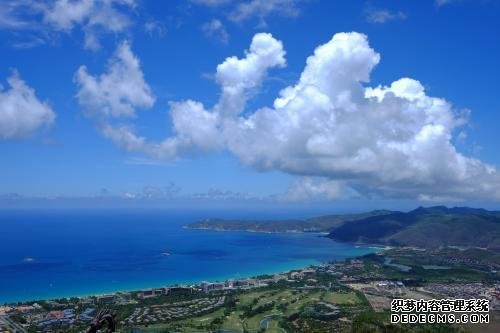 中国海南的一个著名景区，游客漫步在蝴蝶谷中，是多么浪漫的体验