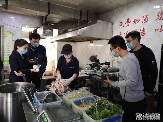 下馆子 品美食 惠民“花式”直播促服务业复苏