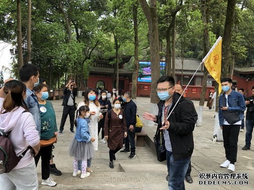 乐山大佛景区露天景点恢复开放 无感测温神器智能头盔抢镜