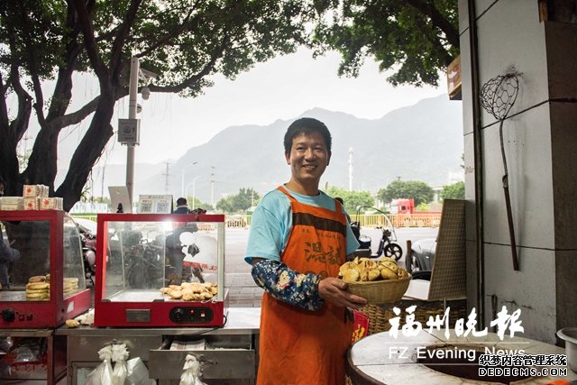 航海人温步贡改行传承炭烤葱饼　打造网红美食