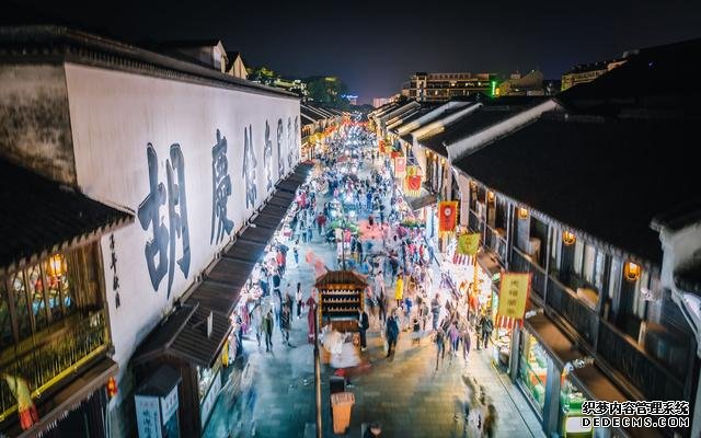 杭州最有名的美食街，不论白天夜晚都十分热闹，游客纷纷络绎不绝