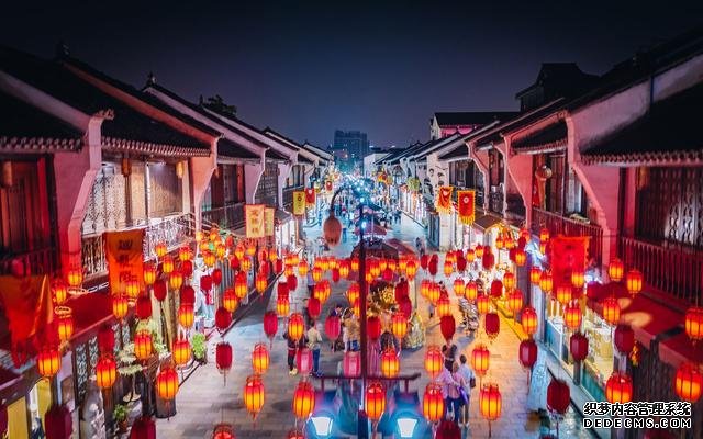 杭州最有名的美食街，不论白天夜晚都十分热闹，游客纷纷络绎不绝