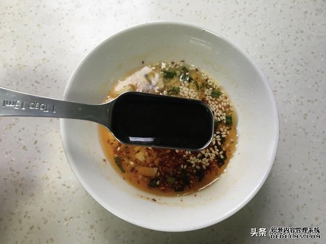 三月宁可不吃肉也要吃这菜，二块钱一斤，十分钟上桌，脆嫩多汁