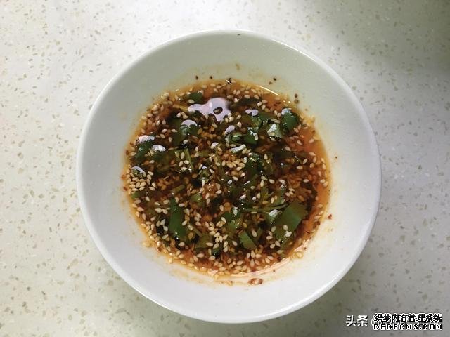 三月宁可不吃肉也要吃这菜，二块钱一斤，十分钟上桌，脆嫩多汁