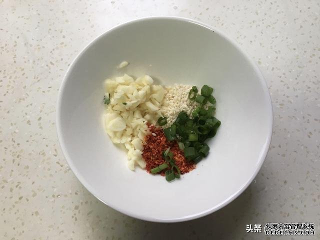 三月宁可不吃肉也要吃这菜，二块钱一斤，十分钟上桌，脆嫩多汁