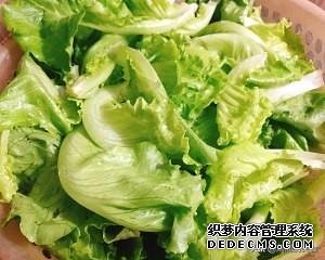 酒店生菜都不是炒出来的，水中加油和米酒使青菜又脆又绿还不易烂