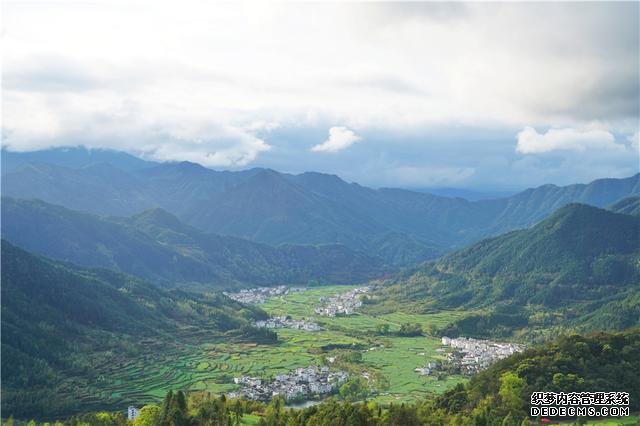 实拍中国最美乡村的春天，婺源万亩油菜花盛放，云海梯田天上人间