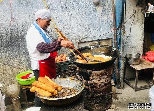 老大爷炸土豪油条三十多年，用料很丰富，食客：一根够了谢谢妈妈