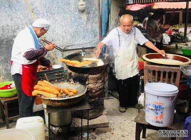 老大爷炸土豪油条三十多年，用料很丰富，食客：一根够了谢谢妈妈