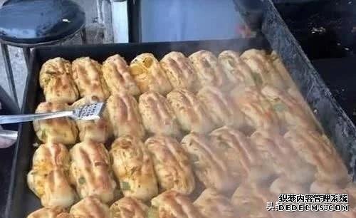 大爷做的“良心大饼”，2块钱一个从早忙到晚，顾客排队抢着买