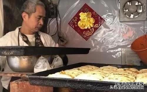 大爷做的“良心大饼”，2块钱一个从早忙到晚，顾客排队抢着买