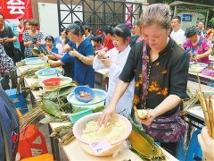 八小区居民包粽子赛美食