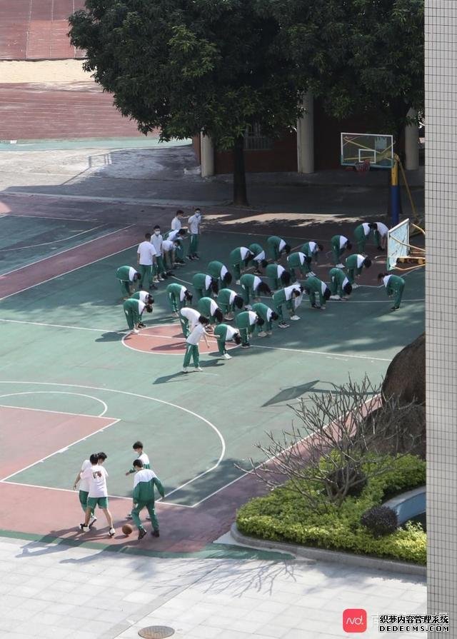 广州中学，同学们在上体育课。南都记者 冯宙锋 摄.jpg