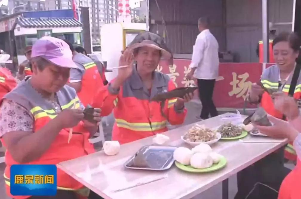 鹿泉一美食广场周六日免费为环卫工人提供早餐