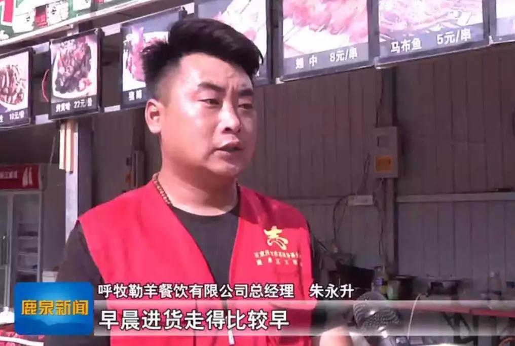 鹿泉一美食广场周六日免费为环卫工人提供早餐