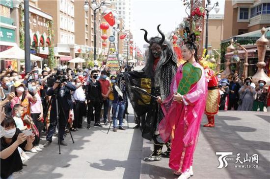 品美食、赏美景、领购物券……“中国旅游日”新疆国际大巴扎步行街精彩活动迎客来