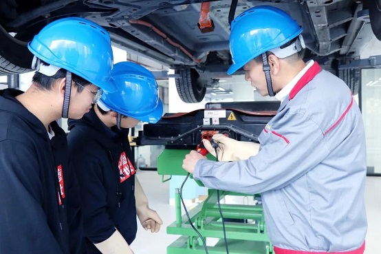 新能源智能网联汽车行情如何，在上海博世汽修学校培训学习新能源智能网联怎样