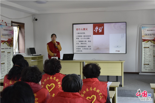 威海海洋职业学院团委组织“智能与老同行”志愿服务活动