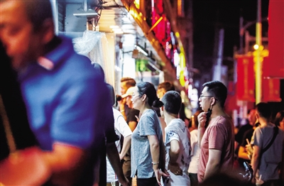 赏夜景 享美食 品特色 购所需 夜，青城『烟火气