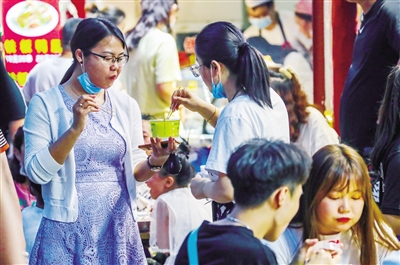 赏夜景 享美食 品特色 购所需 夜，青城『烟火气